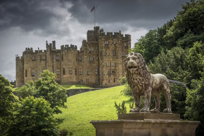 Обои картинки фото alnwick castle,  northumberland, города, замки англии, простор