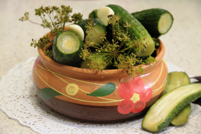 Обои картинки фото еда, консервация, вкуснота, натюрморт, укроп, посуда, огурцы, малосольные, керамика, лето
