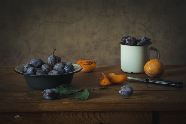 Обои картинки фото еда, персики,  сливы,  абрикосы, слива, чашка, миска, нож, листья, натюрморт