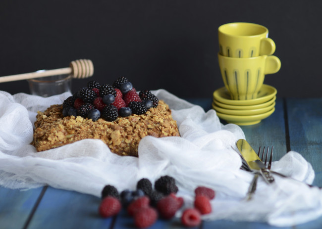 Обои картинки фото еда, торты, салфетка, тортик, ежевика, посуда, чашки, черника, малина, ягоды