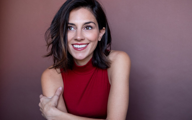 Обои картинки фото melanie minichino, девушки, -unsort , брюнетки, темноволосые, топ, улыбка, брюнетка, melanie, minichino