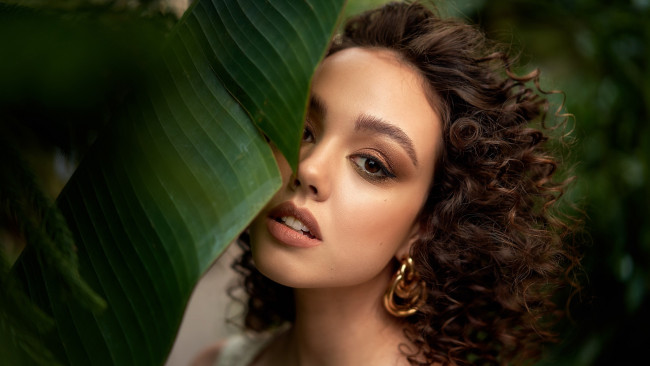 Обои картинки фото девушки, - лица,  портреты, локоны, серьги, зеленый, лист