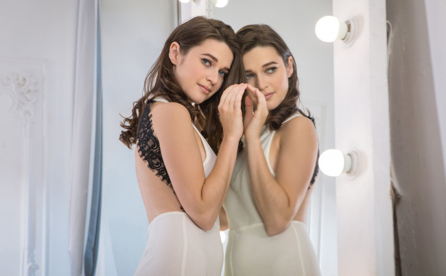 Обои картинки фото девушки, serena wood, модель, женщины, отражение, белая, одежда, стоя, студия, serena, wood