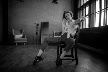 Картинка девушки olya+pushkina оля пушкина женщины модель смотрит на зрителя в помещении портрет монохромный рубашка брюки обувь сидит стул диван окно георгий чернядьев