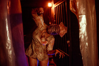 Картинка девушки алиса+арефьева образ костюм медсестра грязь кровь нож