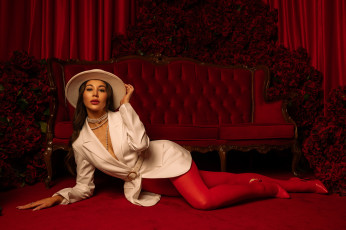 Картинка красотка девушки -+брюнетки +шатенки девушка женщина шатенка темноволосая сексуальная модель звезда позирует разная обувь верхняя стильная одежда нижнее эротическое бельё трусы лифчик колготки чулки аксессуары макияж и множество элементов на фотографии