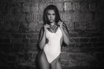 Картинка красотка девушки -+черно-белые девушка женщина брюнетка темноволосая сексуальная модель звезда позирует разная обувь верхняя стильная одежда нижнее эротическое бельё трусы лифчик колготки чулки аксессуары макияж и множество элементов на фотографии