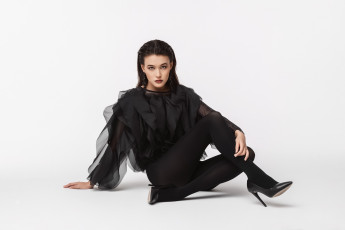 Картинка сексуальная+девушка девушки -+брюнетки +шатенки девушка женщина брюнетка темноволосая сексуальная модель звезда позирует разная обувь верхняя стильная одежда нижнее эротическое бельё трусы лифчик колготки чулки аксессуары макияж и множество элементов на фотографии