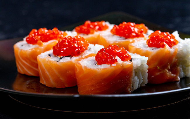 Обои картинки фото еда, рыба,  морепродукты,  суши,  роллы, японская, кухня, роллы, икра, красная