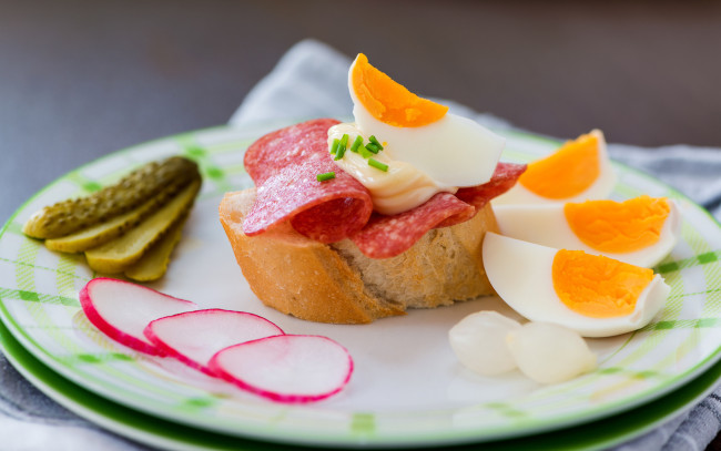 Обои картинки фото еда, яичные блюда, редис, яйца, колбаса