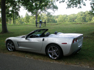 Картинка автомобили выставки уличные фото