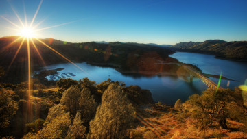 Картинка природа восходы закаты лучи блики панорама лес солнце залив холмы