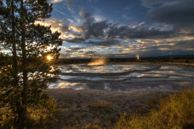 Обои картинки фото природа, восходы, закаты, трава, водоем, ипарения, солнце, деревья, лучи, свет