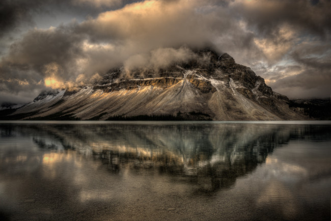 Обои картинки фото природа, реки, озера, горы, сумрак, тучи, озеро