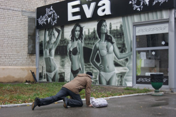 Картинка почему+то+именно+на+этом+месте+многие+мужчины+спотыкаются юмор+и+приколы плакат сумка газон тротуар прохожий магазин урна