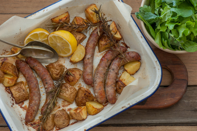 Обои картинки фото еда, колбасные изделия, картошка, колбаски