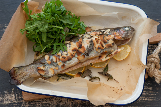 Обои картинки фото еда, рыба,  морепродукты,  суши,  роллы, лимон, зелень