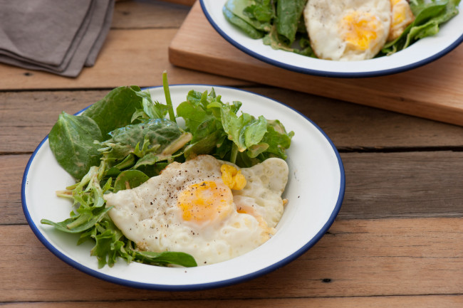 Обои картинки фото еда, Яичные блюда, зелень, яичница