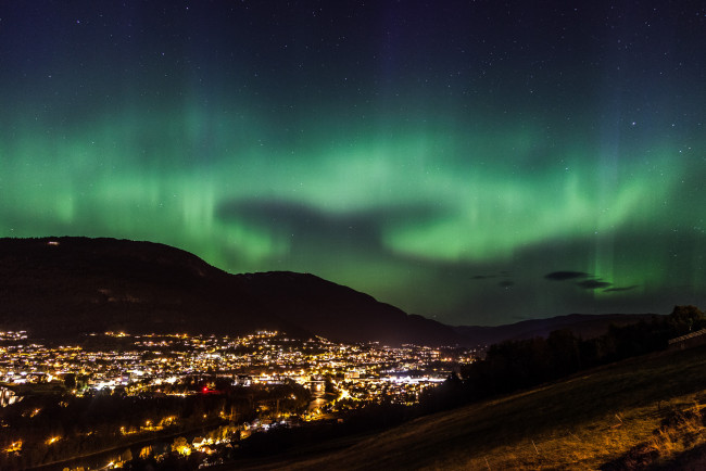 Обои картинки фото природа, северное сияние, город, звезды, северное, сияние, ночь