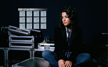 Картинка календари девушки модель стол макияж