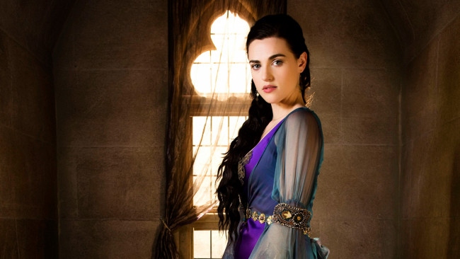 Обои картинки фото кино фильмы, merlin, окно, украшения, наряд, cathy, mcgrath