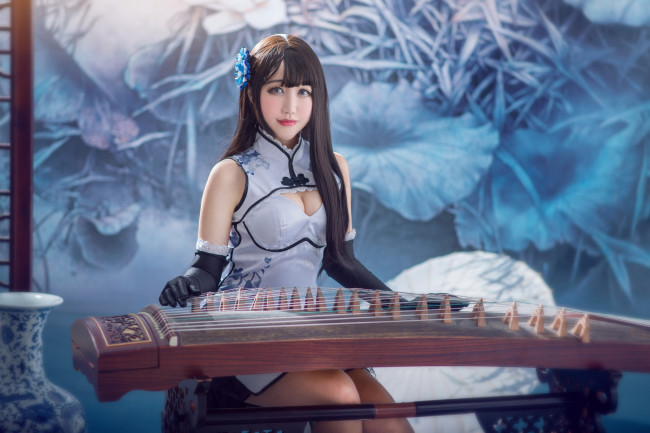 Обои картинки фото музыка, -другое, образ, перчатки, наряд, костюм, брюнетка, платье, макияж, игра, руки, струны, голубое, голубой, стена, комната, фон, стиль, поза, лицо, девушка, взгляд, грудь, цветы, сидит, азиатка