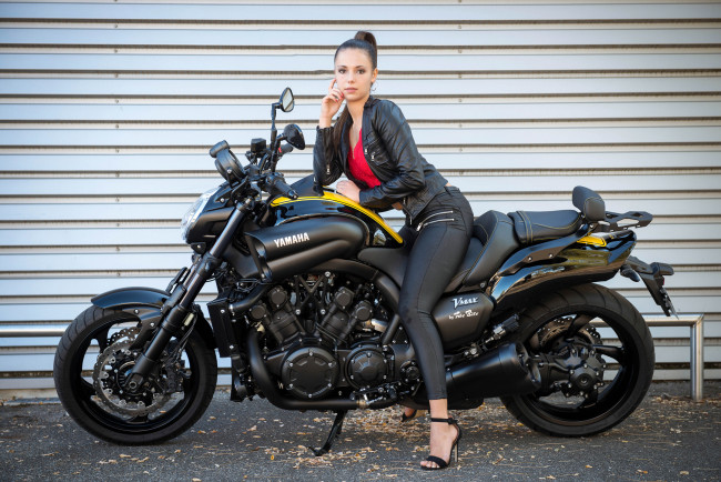 Обои картинки фото брюнетка и yamaha vmax, мотоциклы, мото с девушкой, wallhaven, конский, хвостик, леггинсы, yamaha, мотоцикл, смотрит, на, зрителя, брюнетка, модель, 500px
