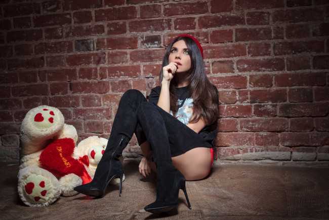 Обои картинки фото анна плетнева, девушки, анна плетнёва, анна, плетнева, высокий, каблук, ноги, мишка, коленный, сапог, брюнетка, певица, русская, девушка, женщины