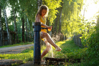 Картинка разное люди девочка колонка вода лето светлые волосы