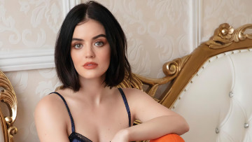 Картинка девушки lucy+hale брюнетка лицо диван