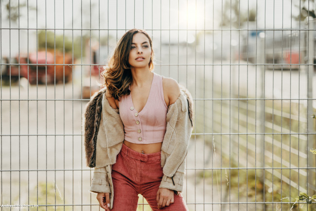 Обои картинки фото девушки, - брюнетки,  шатенки, девушка, забор, preety, vogue, куртка, брюнетки
