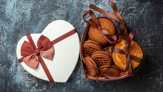 Обои картинки фото праздничные, день святого валентина,  сердечки,  любовь, сердце, коробка, печенье, банты