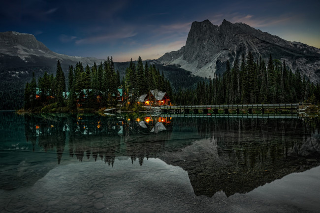 Обои картинки фото города, - здания,  дома, лес, горы, ночь, мост, огни, отражение, скалы, берег, ели, альпы, домики, домик, водоем