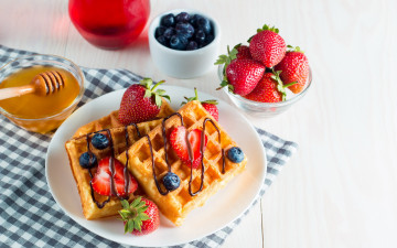 Картинка еда блины +оладьи ягоды вафли десерт мед клубника черника