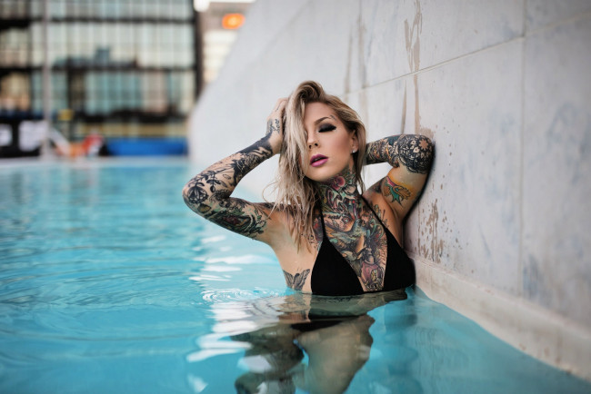 Обои картинки фото девушки, madison skye, бассейн, тату