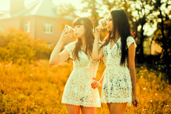 Картинка девушки -+брюнетки +шатенки шатенки платья кружки дом сад