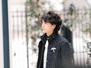 обоя мужчины, wang yi bo, актер, кудри, пальто, брошь