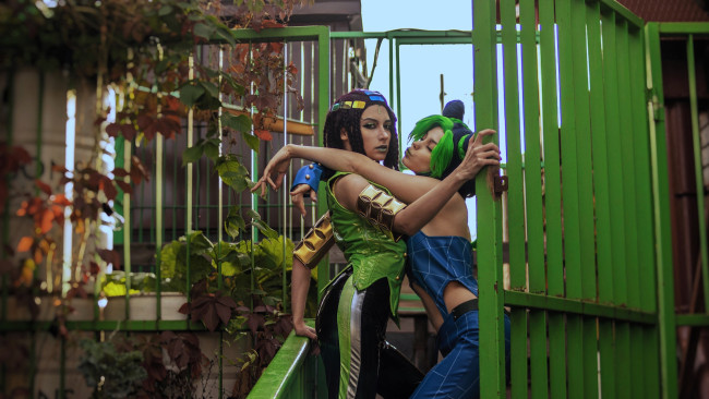 Обои картинки фото девушки, tenletters, образы, косплей, наряды, костюмы, подруги, объятия, поцелуй, забор, калитка, дома, дикий, виноград