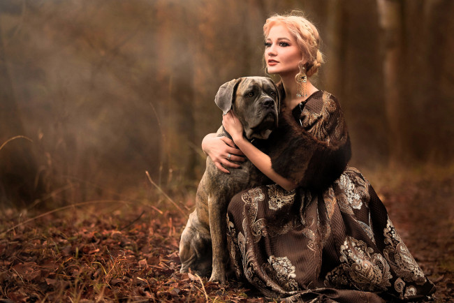 Обои картинки фото девушки, - блондинки,  светловолосые, блондинка, платье, собака, лес, листья, осень