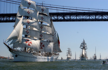 Картинка корабли парусники много крест паруса белый