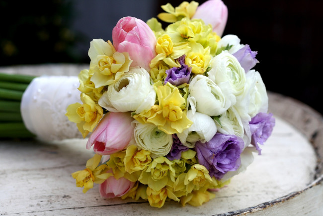 Обои картинки фото цветы, букеты, композиции, эустома, тюльпаны, ранункулюс