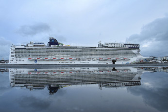 Картинка корабли лайнеры отражение круиз белый