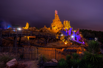 Картинка города диснейленд огни аттракционы парк ночь