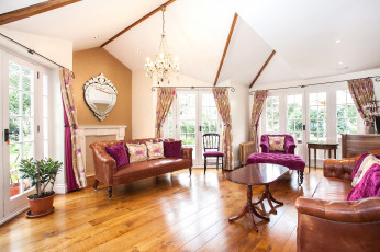 Картинка интерьер гостиная диваны зеркало стол