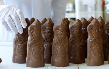 Картинка еда конфеты +шоколад +сладости шоколад перчатка рука санта клаус фигурки