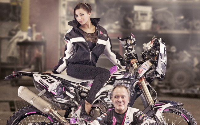 Обои картинки фото мотоциклы, мото с девушкой, motorcycle, model, 2014, dakar, rally