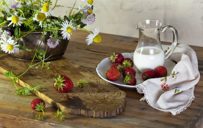Обои картинки фото еда, натюрморт, цветы, клубника, молоко