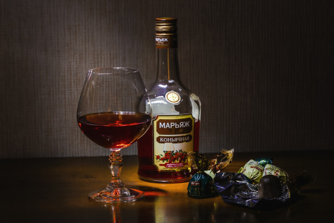 Обои картинки фото еда, напитки, коньяк, бокал, конфеты