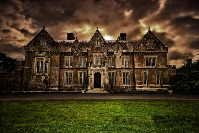 Обои картинки фото города, - здания,  дома, сумрак, тучи, особняк, трава, лужайка