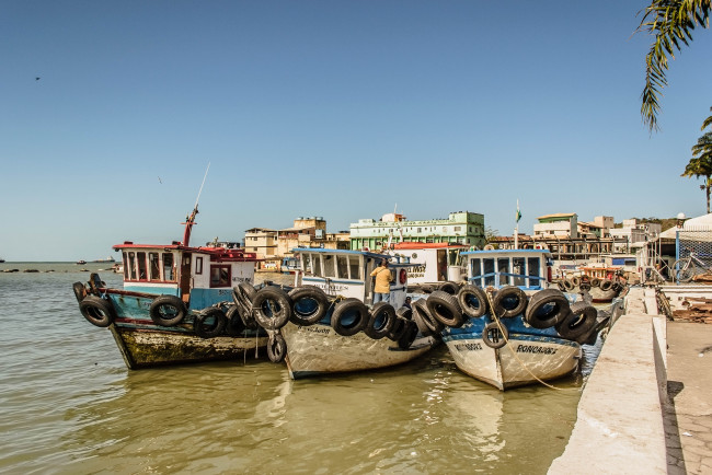 Обои картинки фото корабли, баркасы ,  буксиры, причал, гавань, море, баркасы